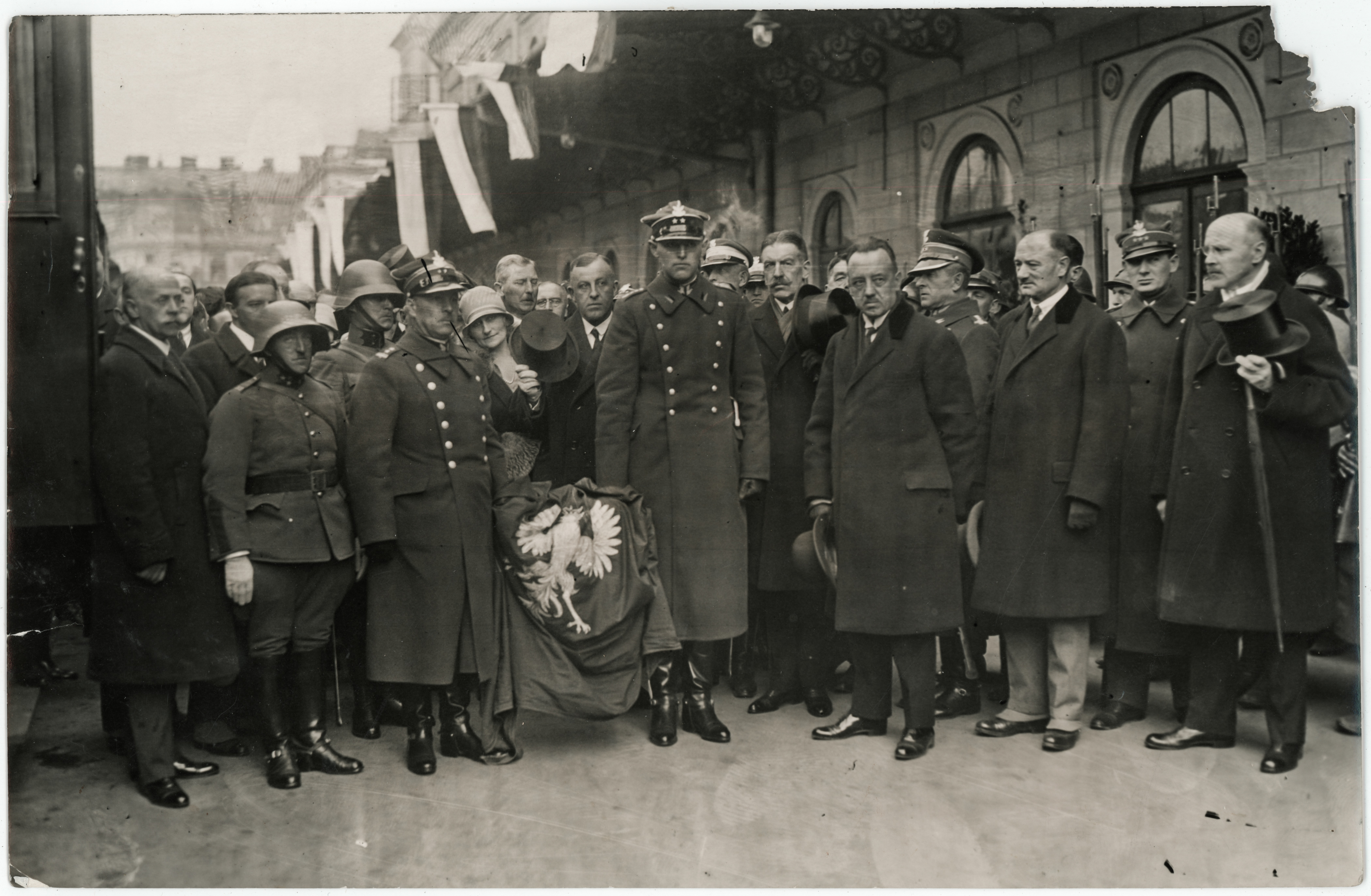 Powitanie przez wojsko i oficjalne delegacje serca Tadeusza Kościuszki sprowadzonego do Polski z Rapperswil w Szwajcarii. Dworzec Główny w Warszawie, 15 października 1927 r .